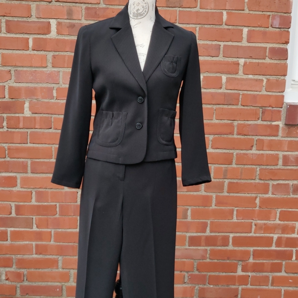 Signature Larry Levine 2piece Pant suit Size 4